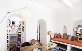 Eclectic & Artistic House In Mykonos Town